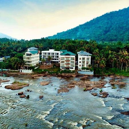 Athirapilly River Resort อทิราพาลลี ภายนอก รูปภาพ
