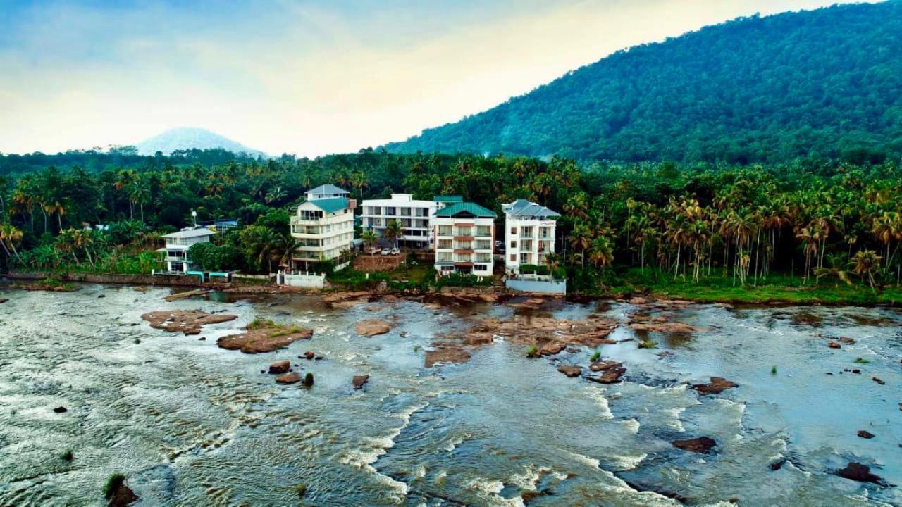 Athirapilly River Resort อทิราพาลลี ภายนอก รูปภาพ