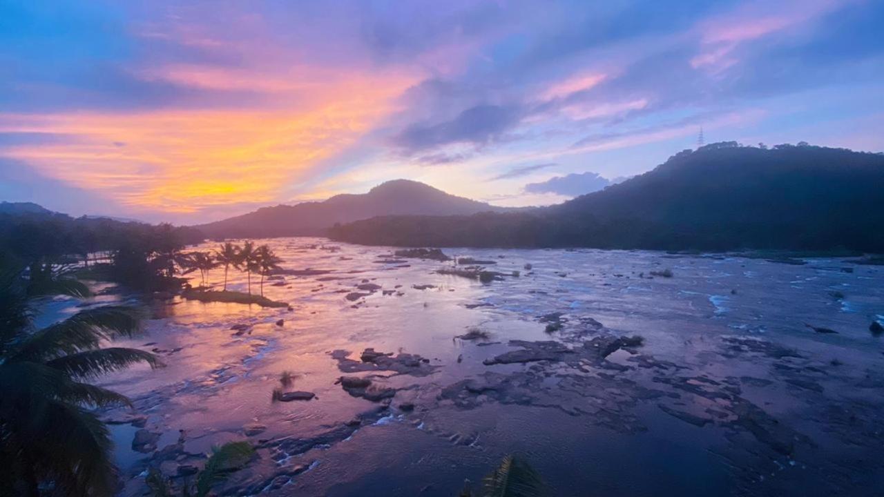 Athirapilly River Resort อทิราพาลลี ภายนอก รูปภาพ