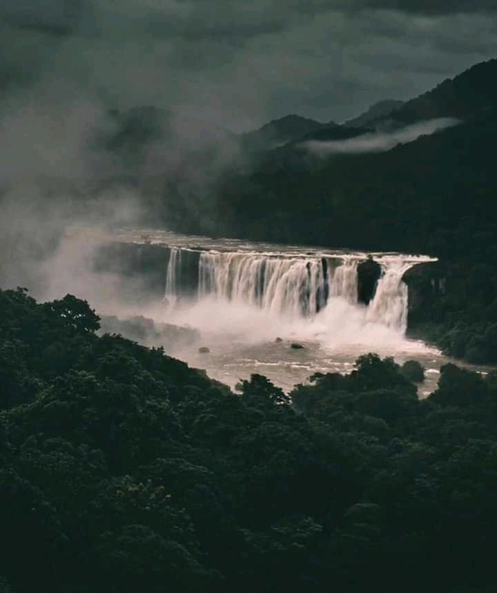 Athirapilly River Resort อทิราพาลลี ภายนอก รูปภาพ