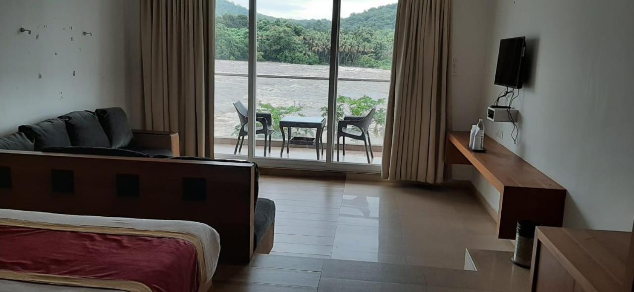 Athirapilly River Resort อทิราพาลลี ภายนอก รูปภาพ
