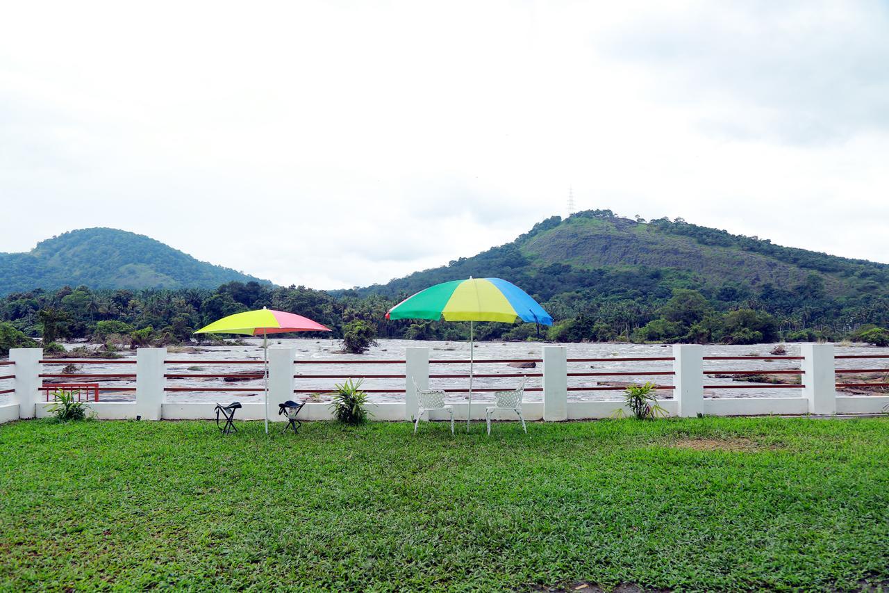 Athirapilly River Resort อทิราพาลลี ภายนอก รูปภาพ
