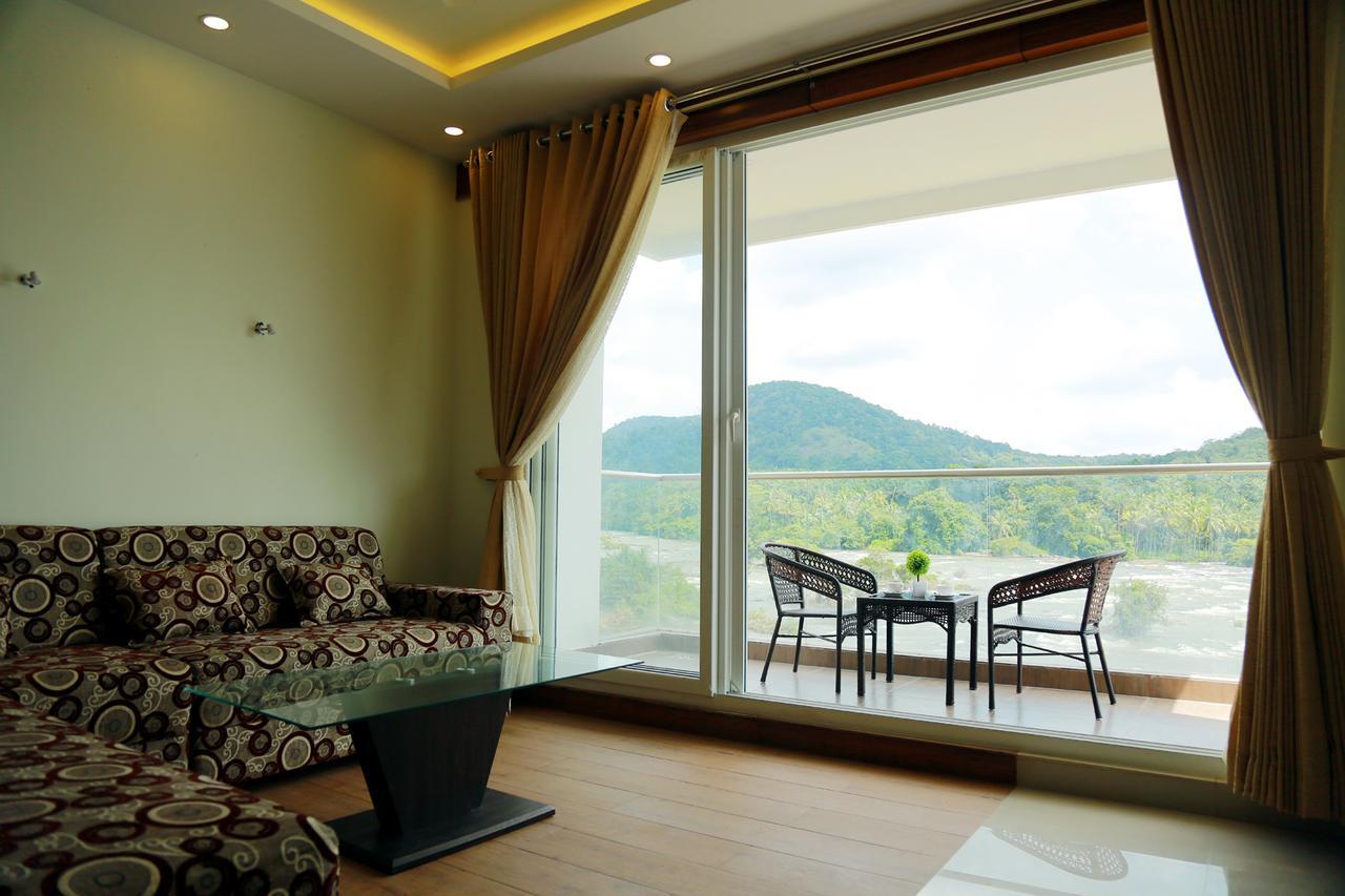Athirapilly River Resort อทิราพาลลี ภายนอก รูปภาพ