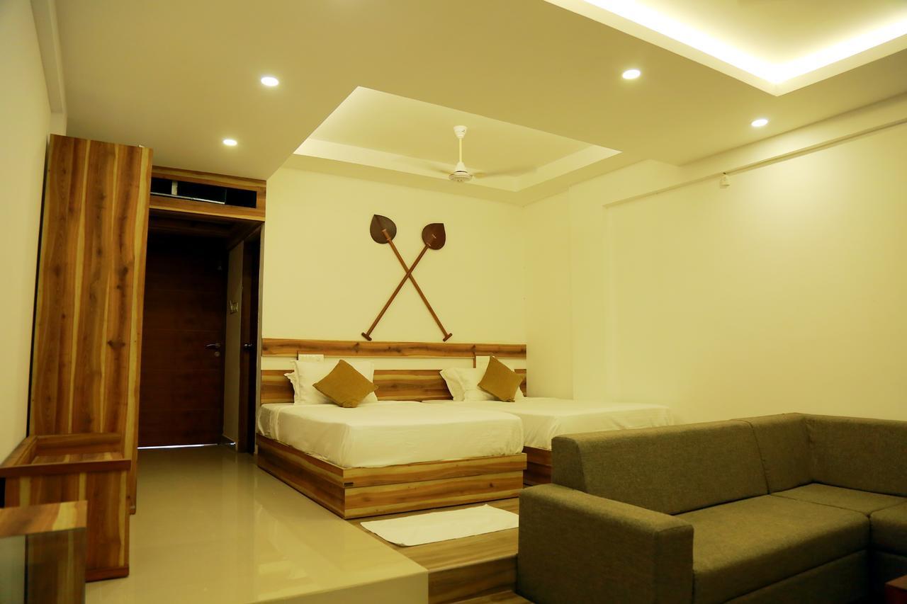 Athirapilly River Resort อทิราพาลลี ภายนอก รูปภาพ