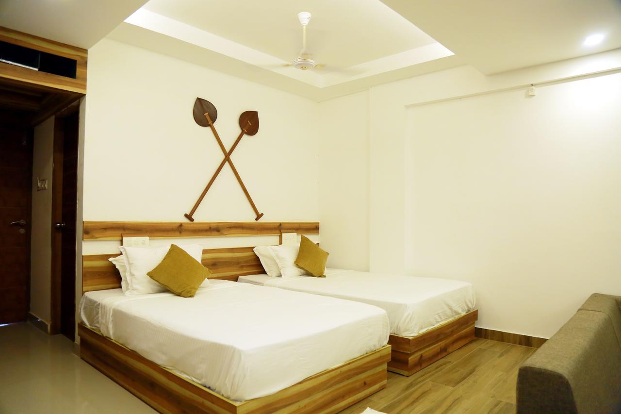 Athirapilly River Resort อทิราพาลลี ภายนอก รูปภาพ